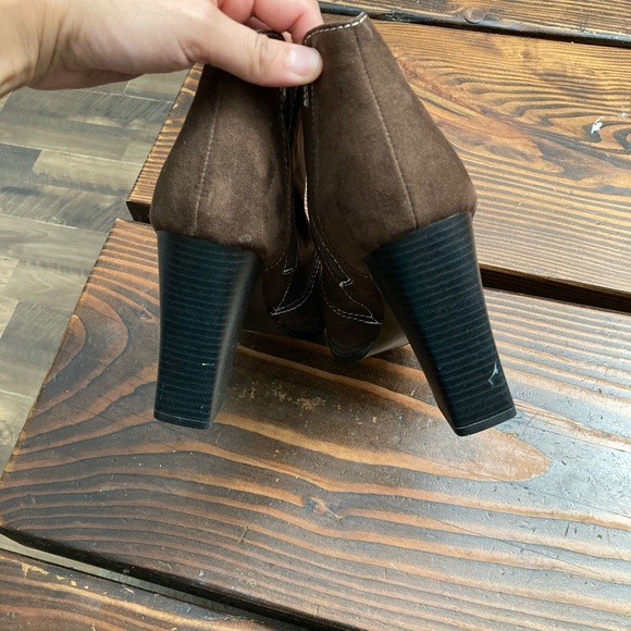 Woman’s Boots - Picture 4 of 4